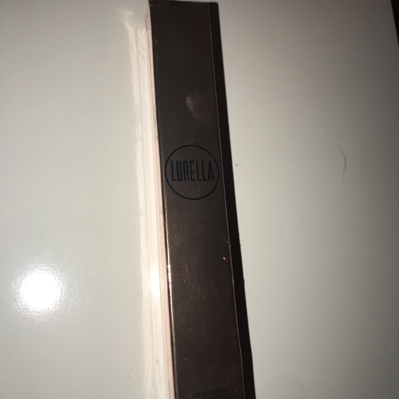 LURELLA MATTE LIQUID LIPSTICK SHADE “ROYALTY” - Picture 3 of 5